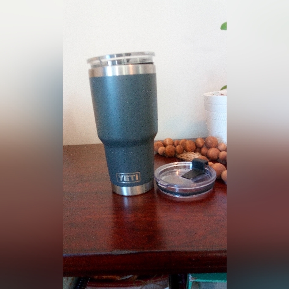 30oz Yeti Tumbler grey